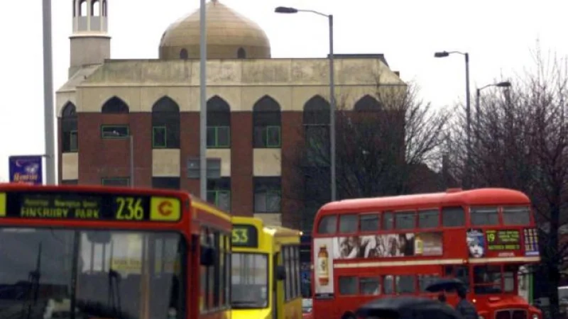 Фургон наехал на людей возле мечети Лондона