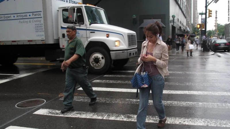 На Гавайях одобрили законопроект о штрафах за переписку при переходе улицы