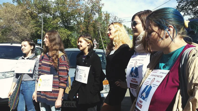 Феминистки из Алматы выразили протест автору тренинга «Как стать девушкой на миллион»