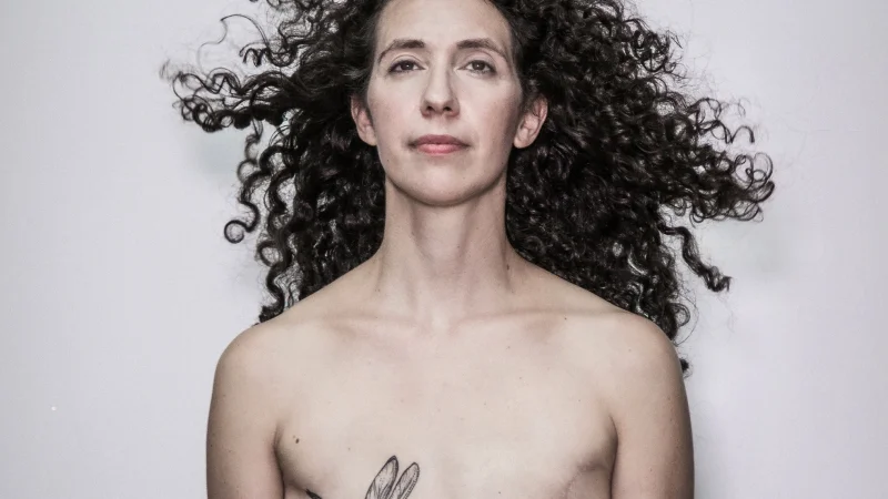 «Стать плоской»: пережившие рак груди женщины снялись в откровенной фотосессии