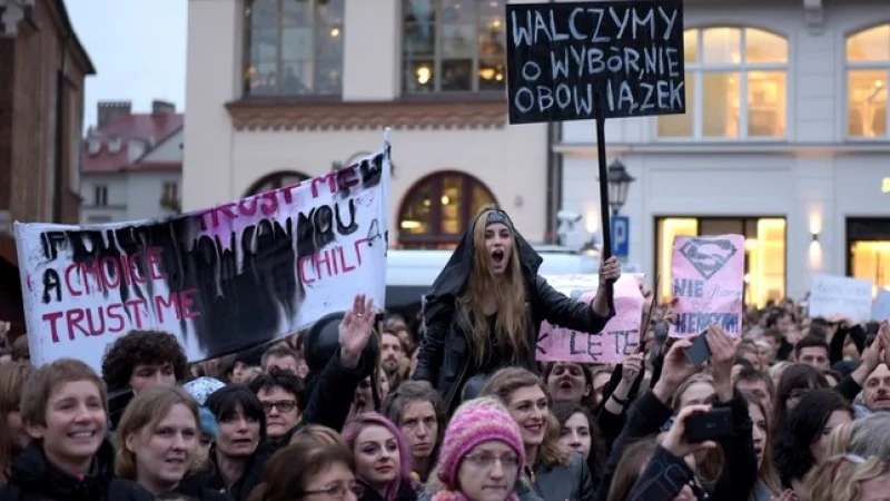 «Черный понедельник»: Польские женщины протестуют против запрета абортов