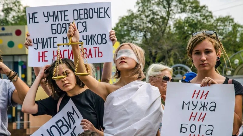 Акция на Арбате: Казахстанские феминистки развязали Фемиде руки
