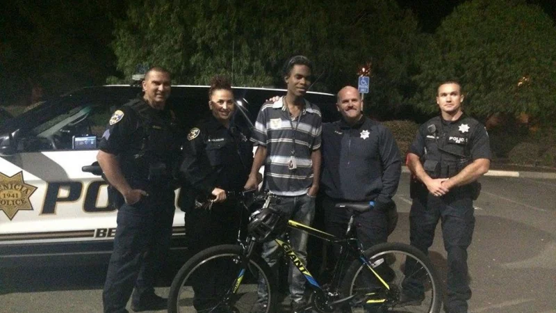Полиция Калифорнии подарила велосипед подростку, ежедневно проходившему пешком около 40 километров