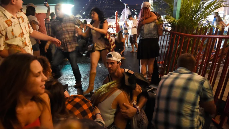 «Я был там, чтобы фотографировать концерт»: очевидец Дэвид Беккер снял массовый расстрел в Лас-Вегасе