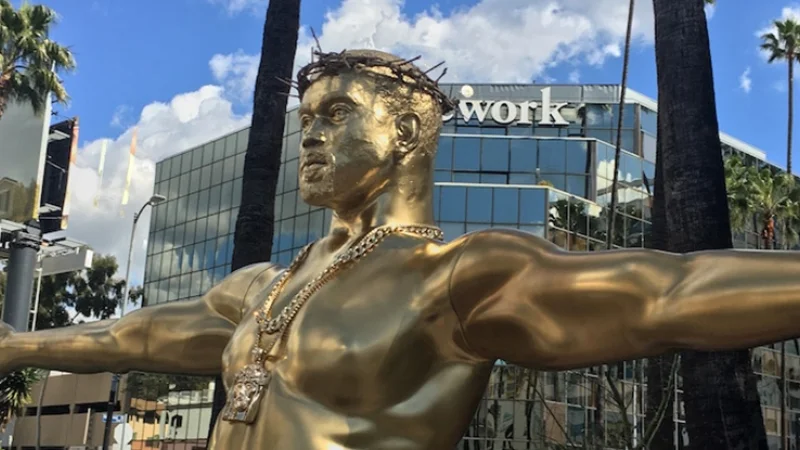 В Голливуде установили статую Канье Веста в образе Христа