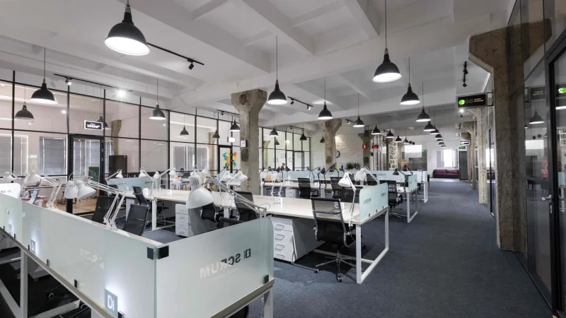 Офис мечты: Библиотека, зона отдыха и высокие потолки в Scrum Coworking