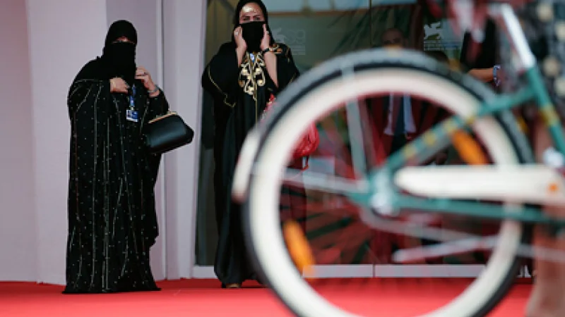 В Иране женщин арестовали за катание на велосипеде
