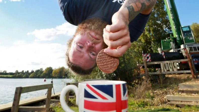 Британец установил мировой рекорд, прыгнув с высоты в 70 метров и обмакнув печенье в чай
