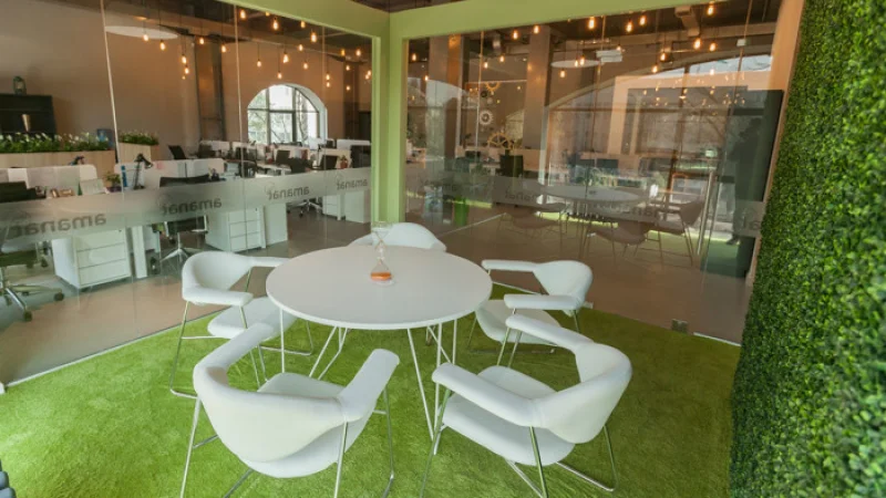 Офис мечты: Шестеренки, фальш-колонны и зеленые переговорные в лофте Amanat