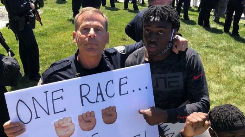 Белые американцы и полицейские просят прощения у темнокожих за годы расизма