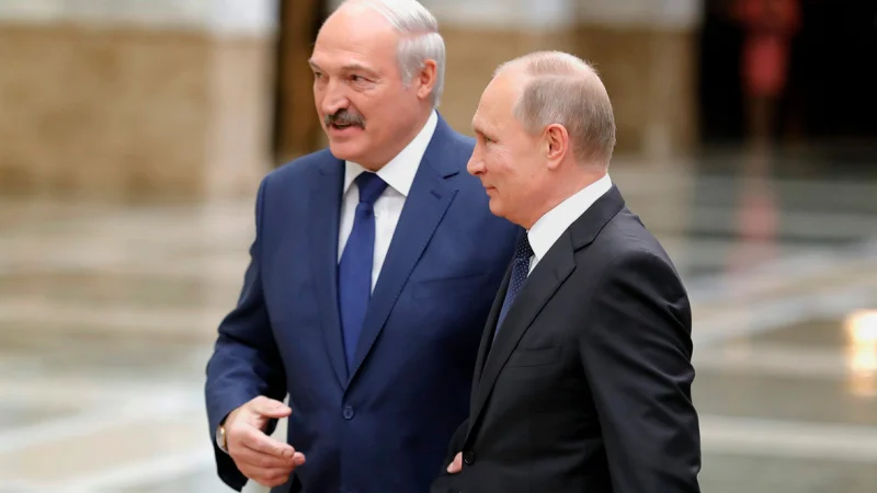 Путин и Лукашенко обсудили по телефону ситуацию в Беларуси