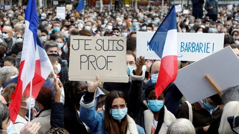 Во Франции учителя вышли на митинг в память об убитом коллеге