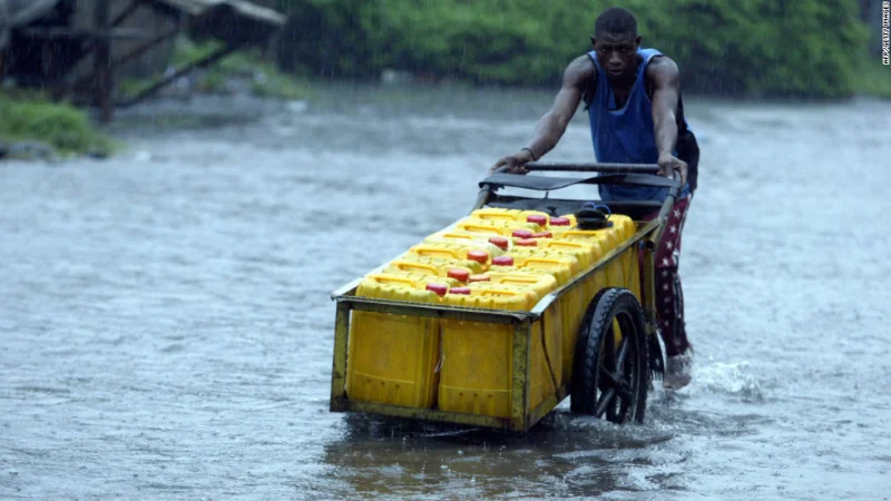 Самый густонаселенный город Африки борется с наводнениями 