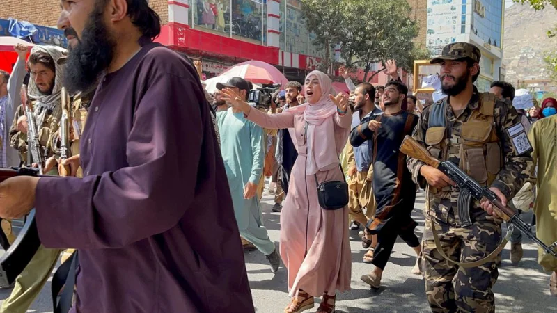 Жительницы Кабула вышли на акцию протеста