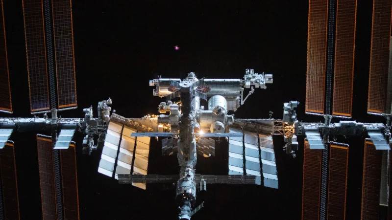 Российские космонавты выращивают на МКС кристаллы белков коронавируса