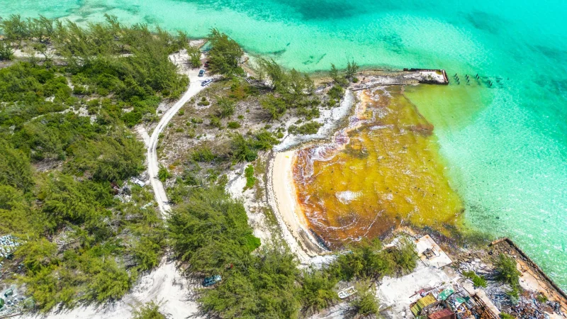 Крупный разлив нефти произошел на Багамах