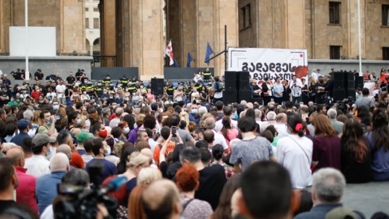 В Тбилиси проходит митинг за отставку правительства