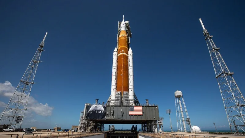 НАСА готовит гигантскую ракету к дебютному полету на Луну