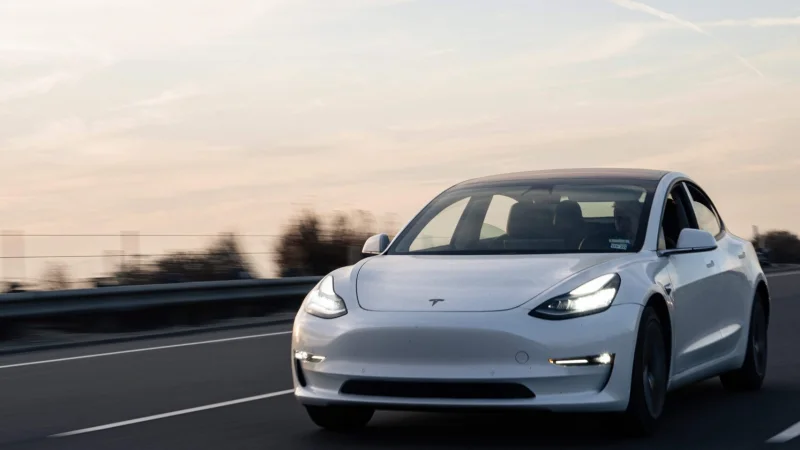 Владельцы электромобилей Tesla подали в суд на Илона Маска
