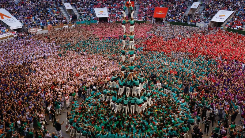 В Каталонии прошло соревнование по строительству башен из людей