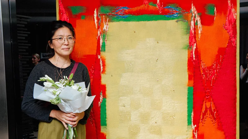 Казахстанская художница провела перформанс на выставке Cartier