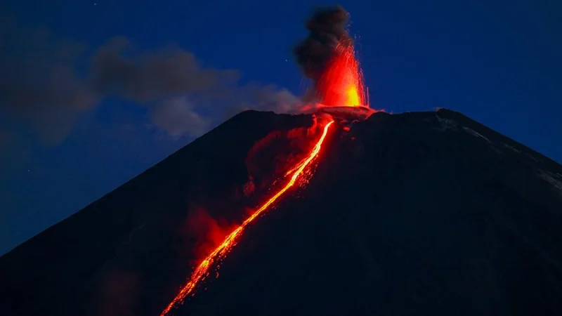 Самый высокий вулкан в Евразии начал свое извержение