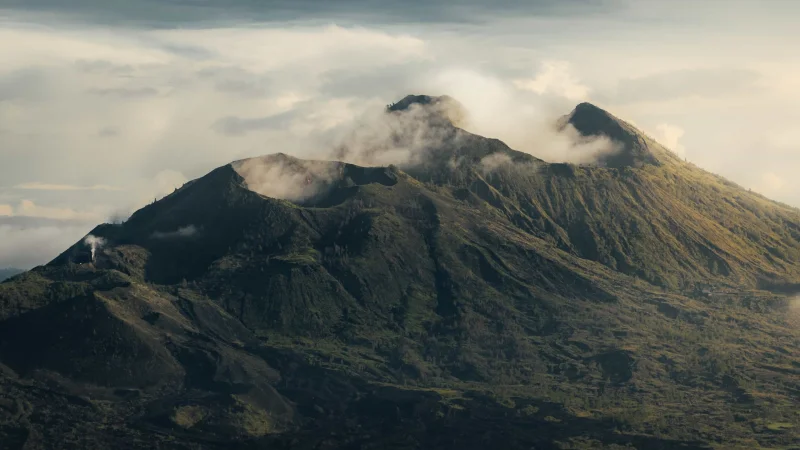 На Гавайях начал извергаться крупнейший в мире вулкан