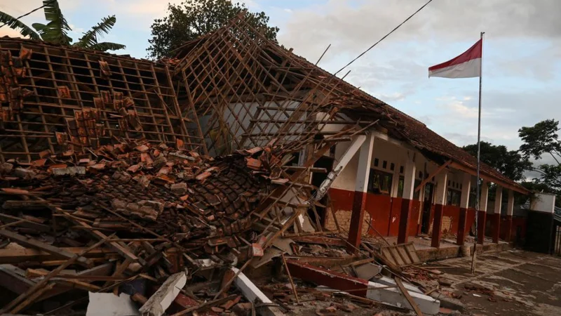 В результате землетрясения в Индонезии погибло 162 человека
