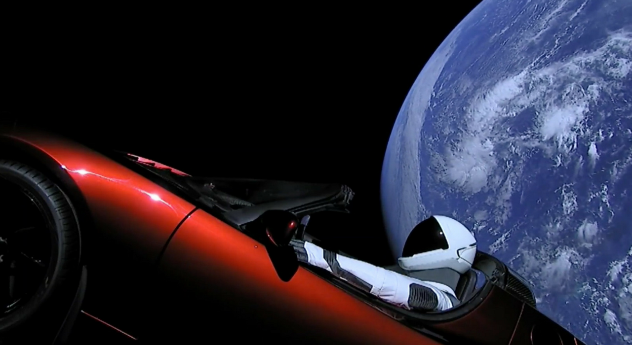 летающая в космосе Tesla
