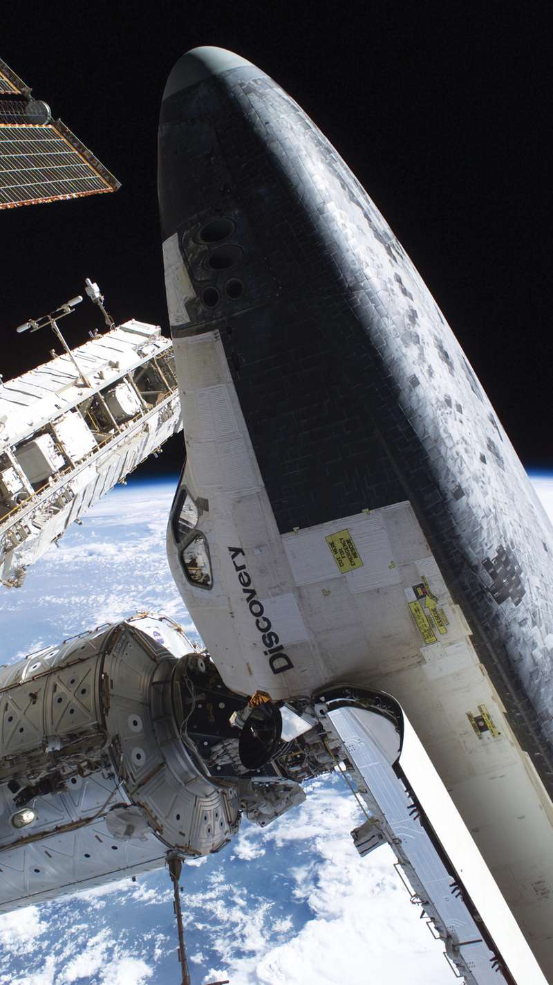 Стыковка космического корабля Discovery с международной космической станцией.