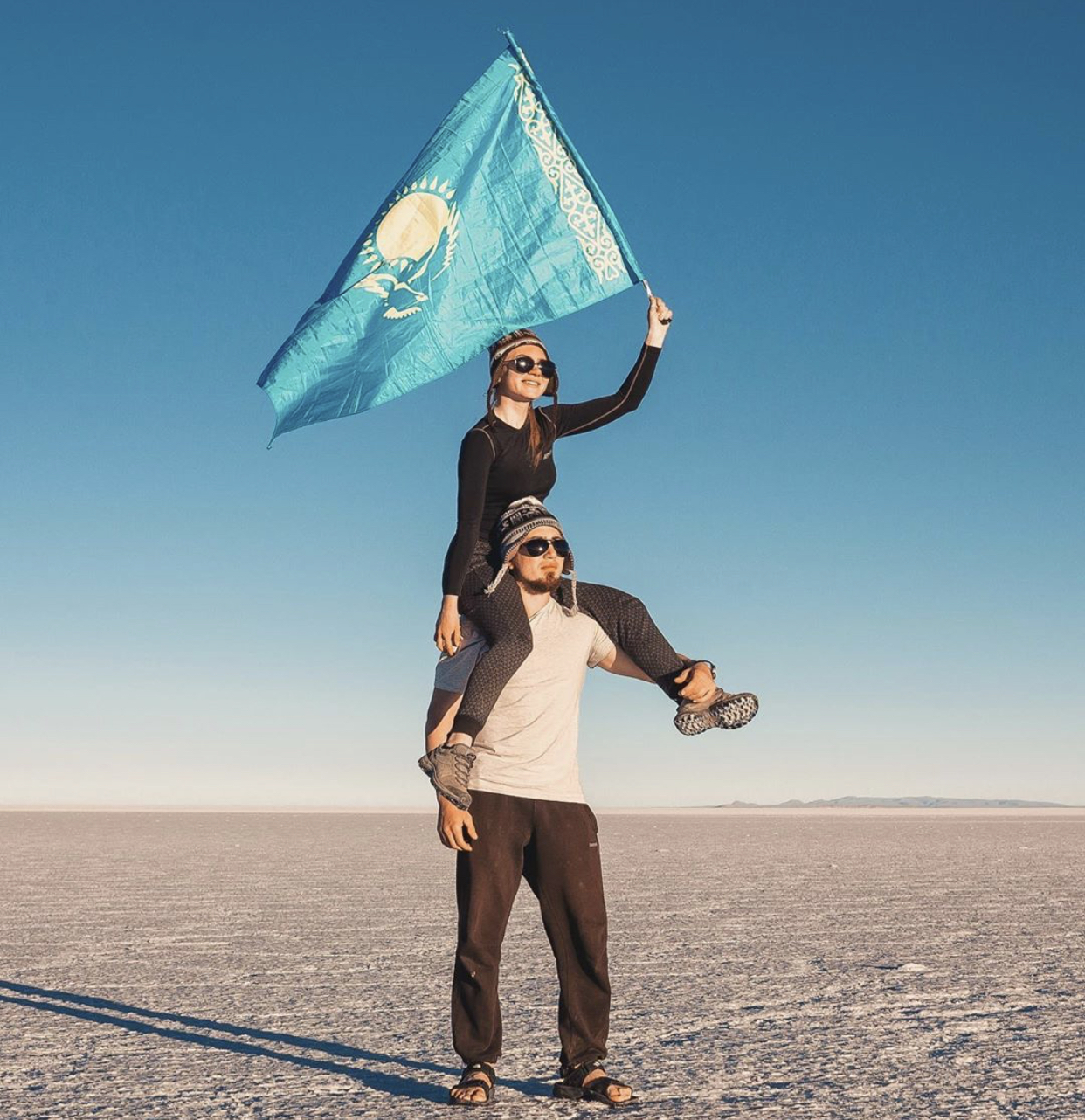 семейная пара с флагом Казахстана 