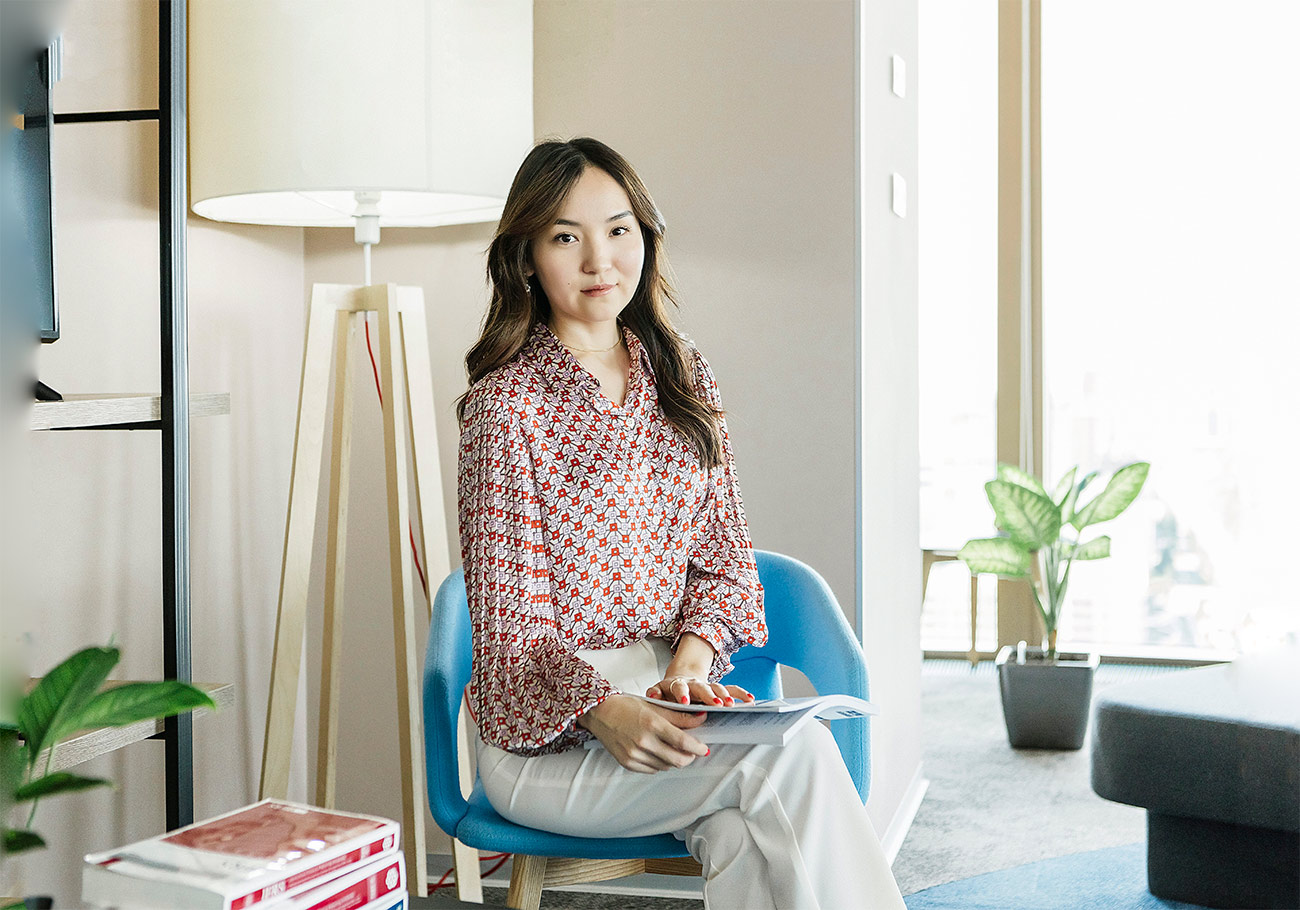 BDSM paytida ayol ogriqdan yiglaydi va qichqiradi.