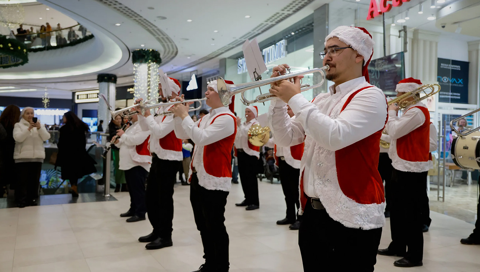 dostyk plaza. достык плаза. достык плаза алматы. dostyk plaza алматы. трц алматы. трц в алматы. торговеы центры алматы. торговый центр алматы. где погулять в алматы. где погулять алматы. новый год достык плаза. новый год в достык плазе. новый год dostyk plaza