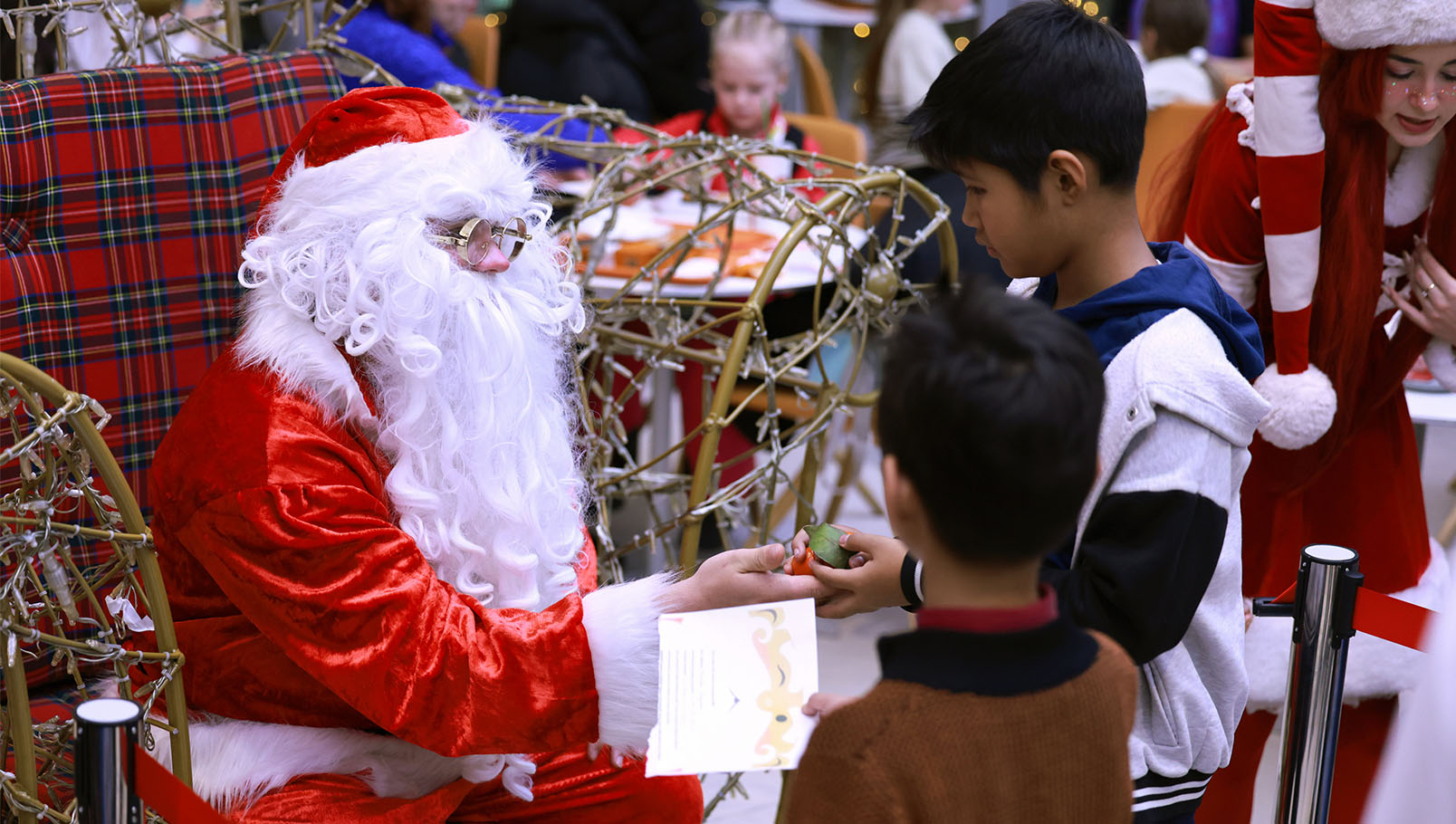 dostyk plaza. достык плаза. достык плаза алматы. dostyk plaza алматы. трц алматы. трц в алматы. торговеы центры алматы. торговый центр алматы. где погулять в алматы. где погулять алматы. новый год достык плаза. новый год в достык плазе. новый год dostyk plaza