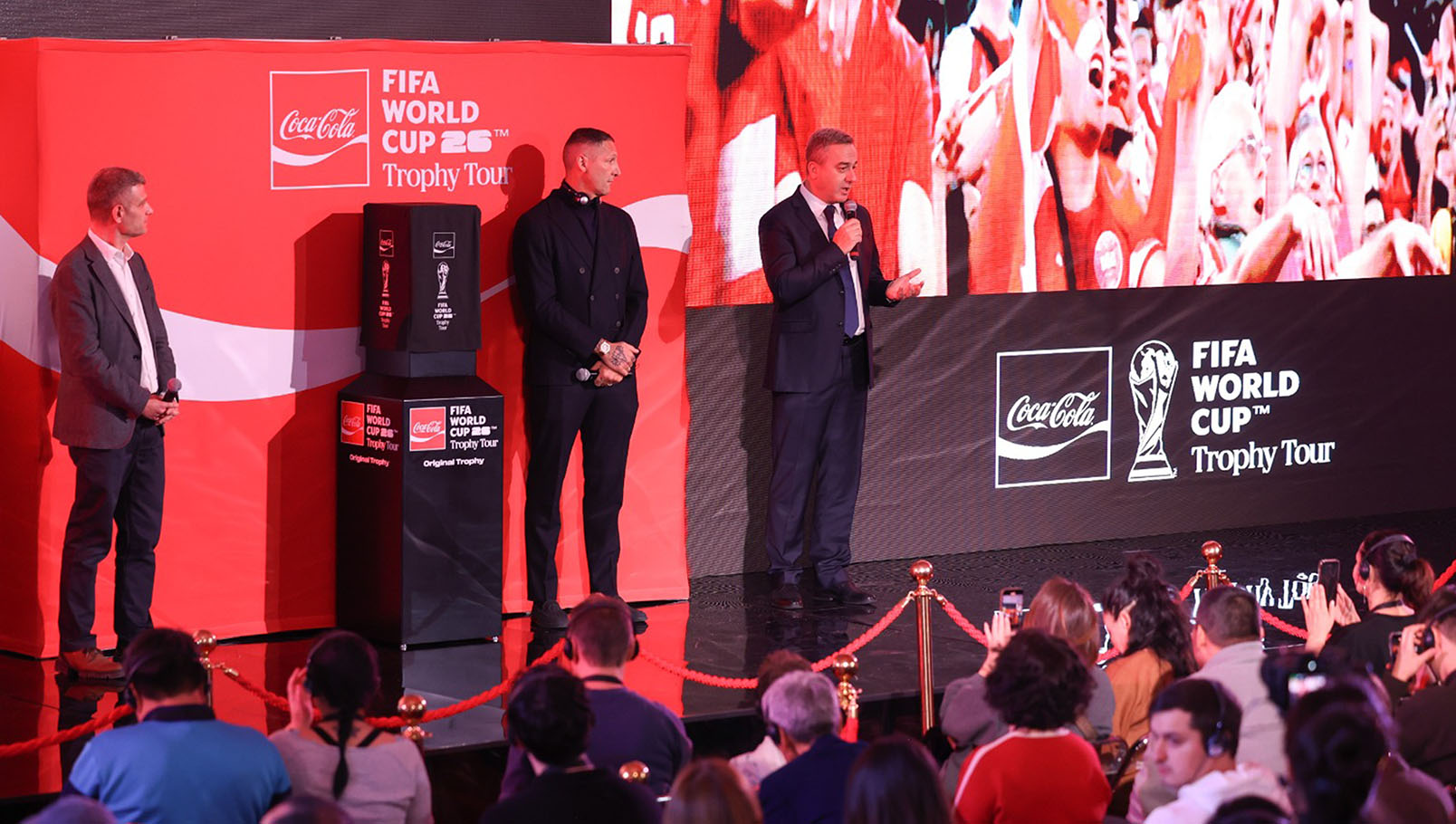 кока кола coca-cola. кока кола футбол. кока кола фифа. кока кола кубок фифа. кока кола чемпионат по футболу. coca cola кубок. coca cola fifa. coca cola кубок чемпионата по футболу. марко матерацци.