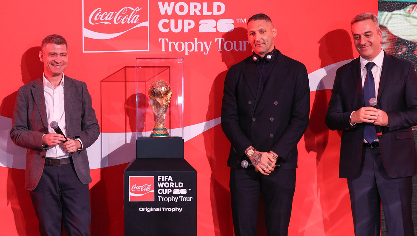 кока кола coca-cola. кока кола футбол. кока кола фифа. кока кола кубок фифа. кока кола чемпионат по футболу. coca cola кубок. coca cola fifa. coca cola кубок чемпионата по футболу. марко матерацци.