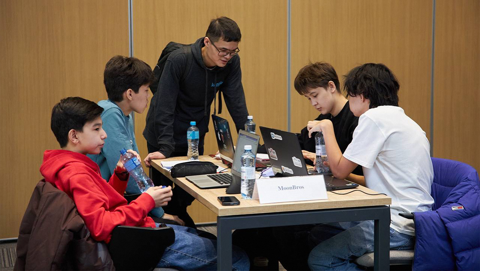 JINAQ. профориентация. ИИ. школьники. карьерный навигатор. Аль-Азим Вахит. Астана. образовательная платформа. рекомендации по профессиям. цифровой профиль.