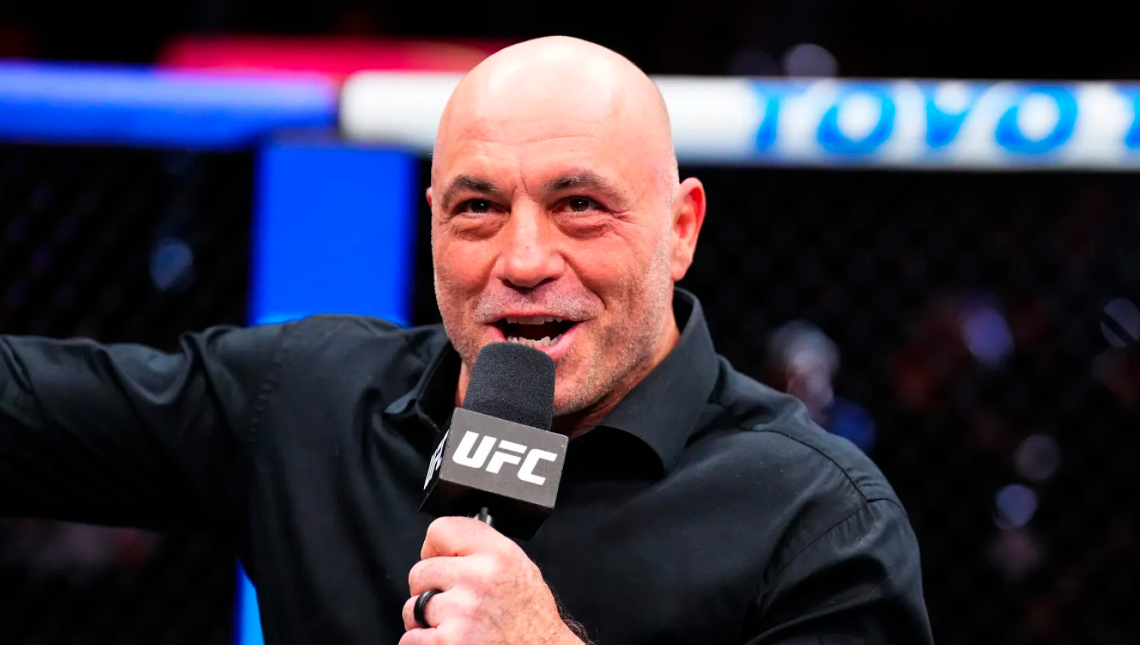 Джо Роган. Alem Comedy Fest. Джо Роган Казахстан. приезд Джо Рогана. стендап Казахстан. UFC комментатор. фестиваль комедии Алматы. американский комик Казахстан. Джо Роган концерт. Alem Comedy Fest 2026