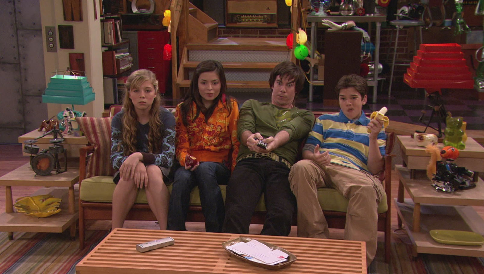 подростковые сериалы. ситкомы. телевидение. стриминг. интернет. нулевые. культура молодежи. телешоу. сериал-хиты. возвращение сериалов. iCarly.