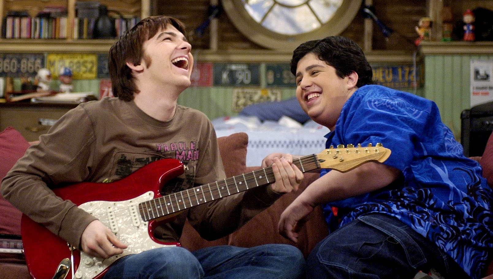 подростковые сериалы. ситкомы. телевидение. стриминг. интернет. нулевые. культура молодежи. телешоу. сериал-хиты. возвращение сериалов. Дрейк и Джош.