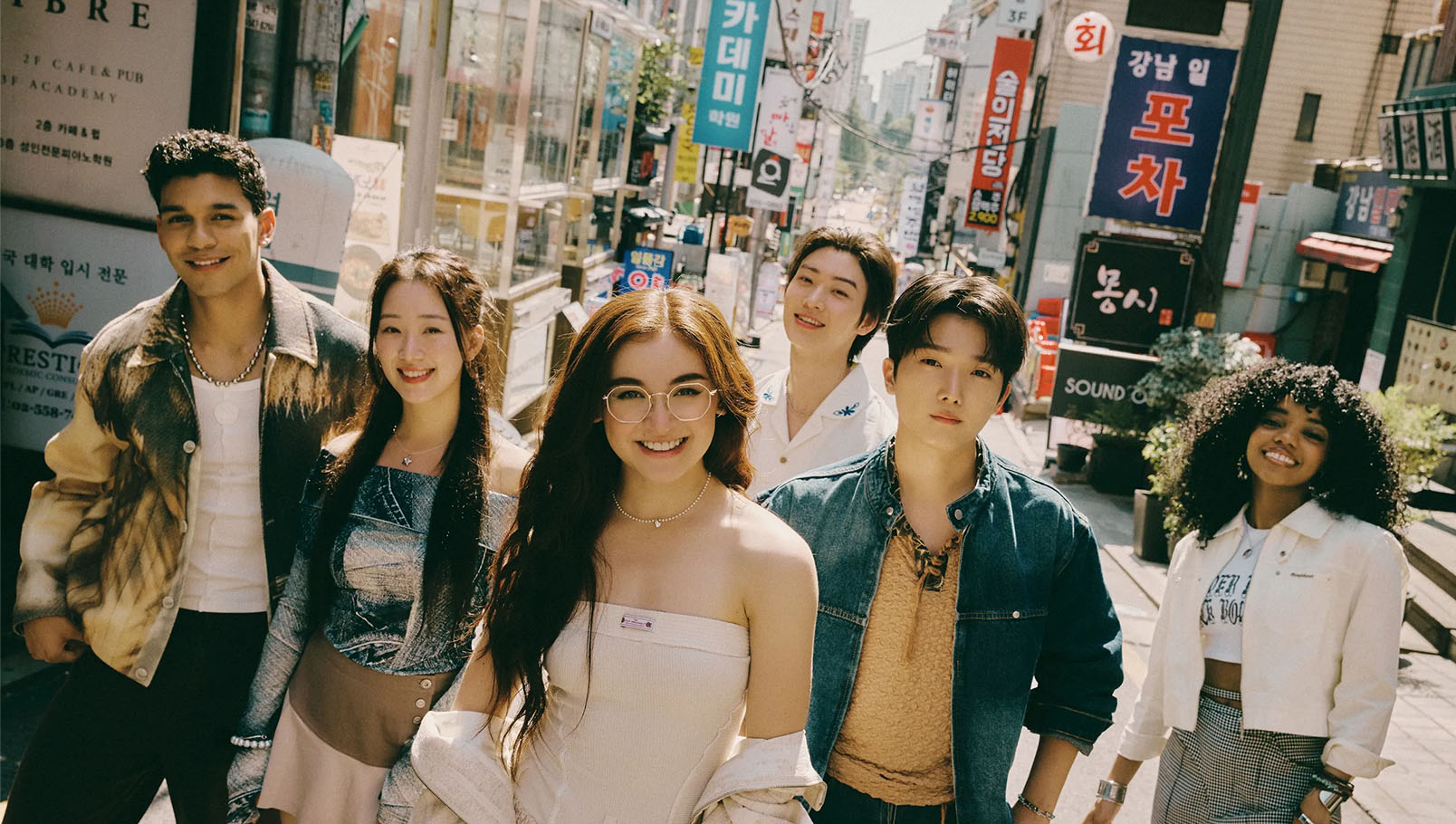 подростковые сериалы. ситкомы. телевидение. стриминг. интернет. нулевые. культура молодежи. телешоу. сериал-хиты. возвращение сериалов. Целую, Китти (XO, Kitty).