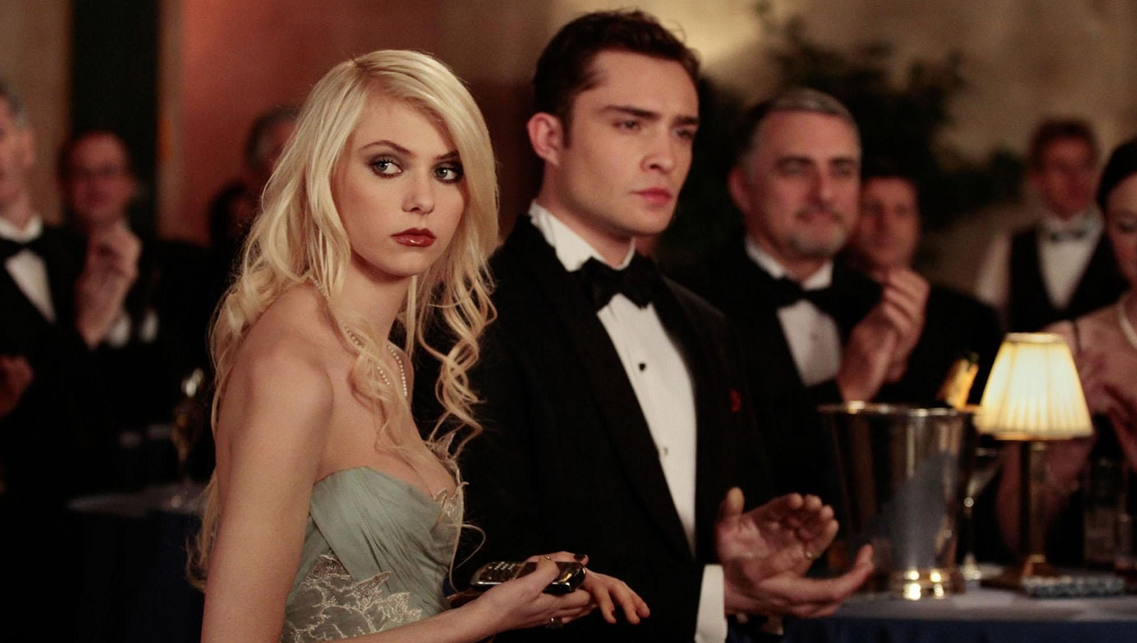 подростковые сериалы. ситкомы. телевидение. стриминг. интернет. нулевые. культура молодежи. телешоу. сериал-хиты. возвращение сериалов. Сплетница.