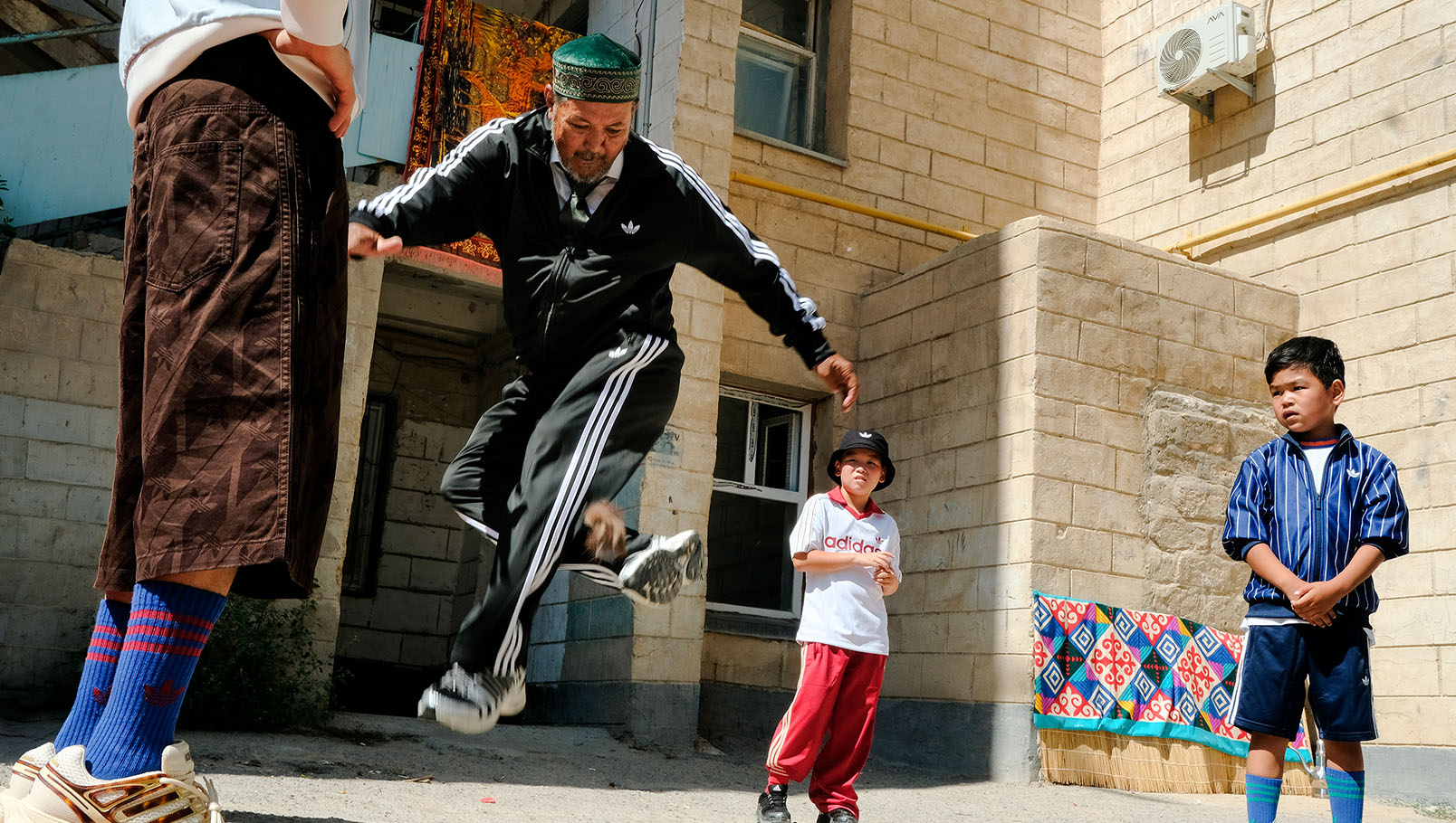 Айдана Меди. adidas. Ақтау. Маңғыстау. креатор. коллаборация. қазақ мәдениеті. шығармашылық. Adistar Control 5. Қазақстан.