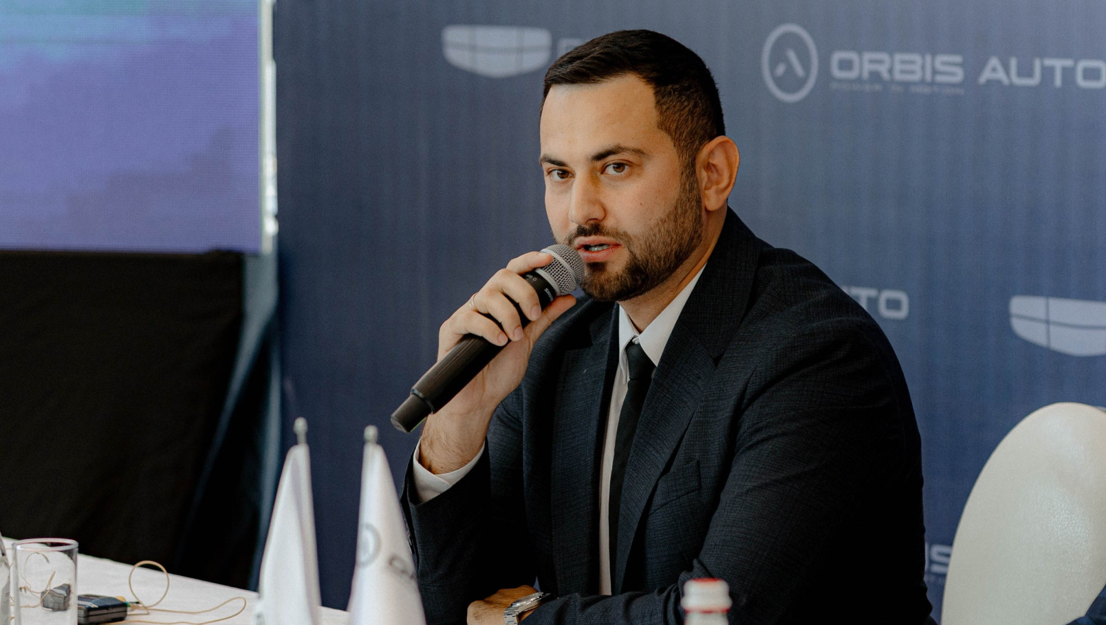 v kazahstane startovali prodazhi novogo geely atlas the steppe 2